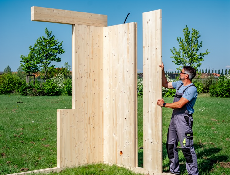 HBE-Holzmassivbauelement wird auf einer Wiese montiert